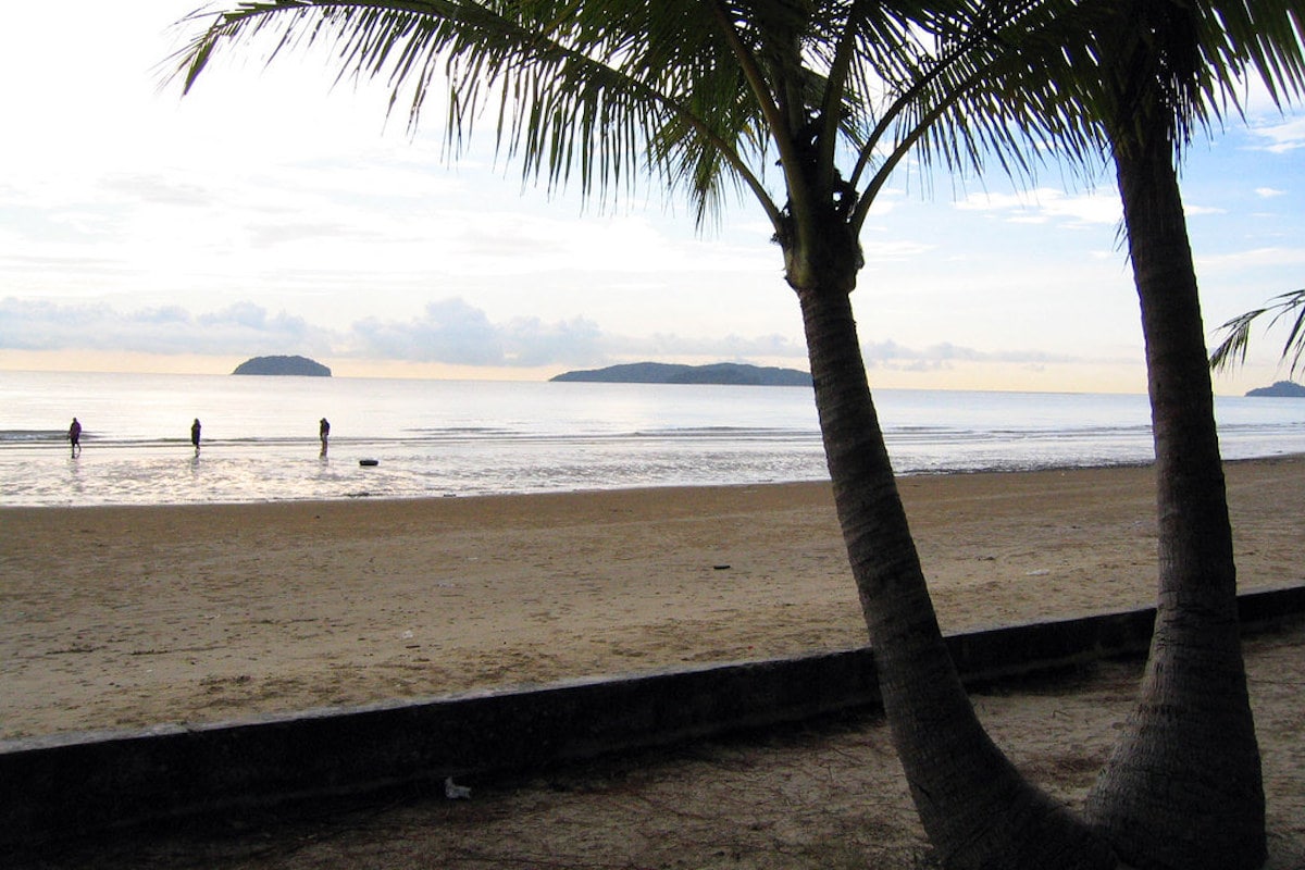 Tanjung Aru Beach (Pantai Tanjung Aru)